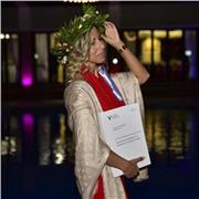 Laureata in giurisprudenza, insegnante di diritto